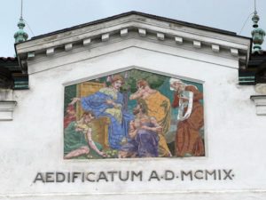 Hl. budova-mozaika-Wikimedia Commons-volné dílo